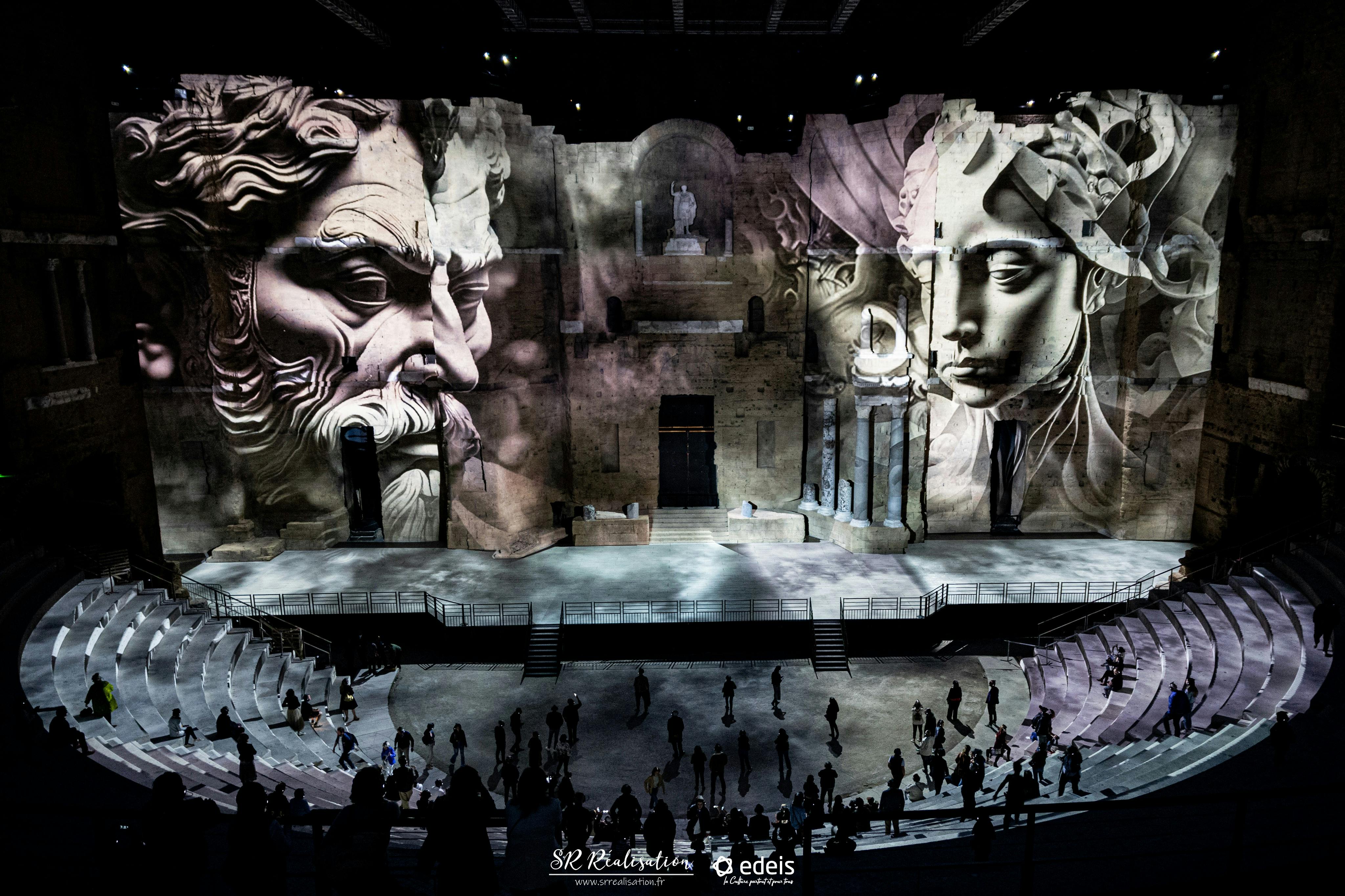 무대 벽에 그려진 신성의 그림