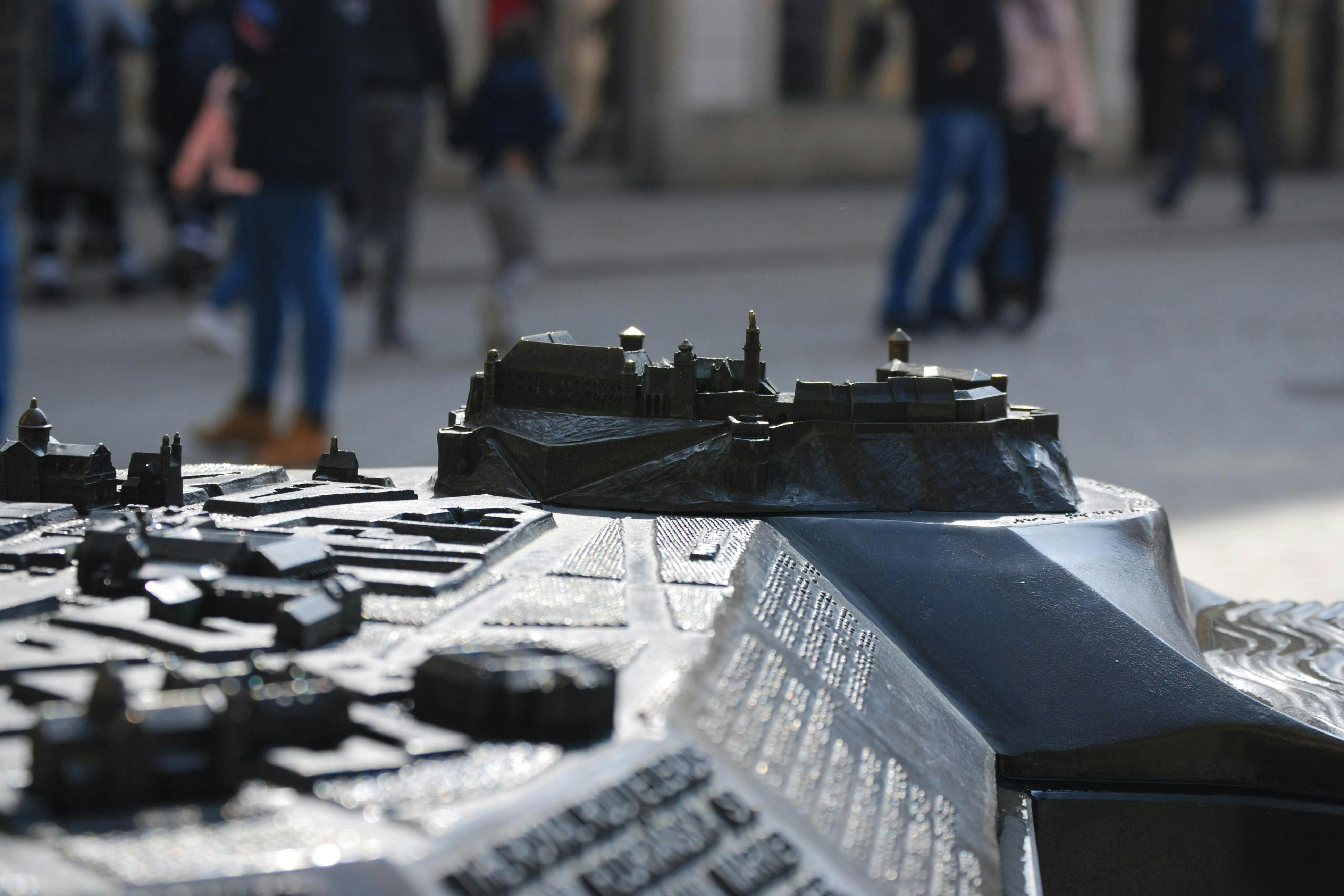 사람들이 거닐고 있는 역사적인 장소의 촉각 모델입니다.