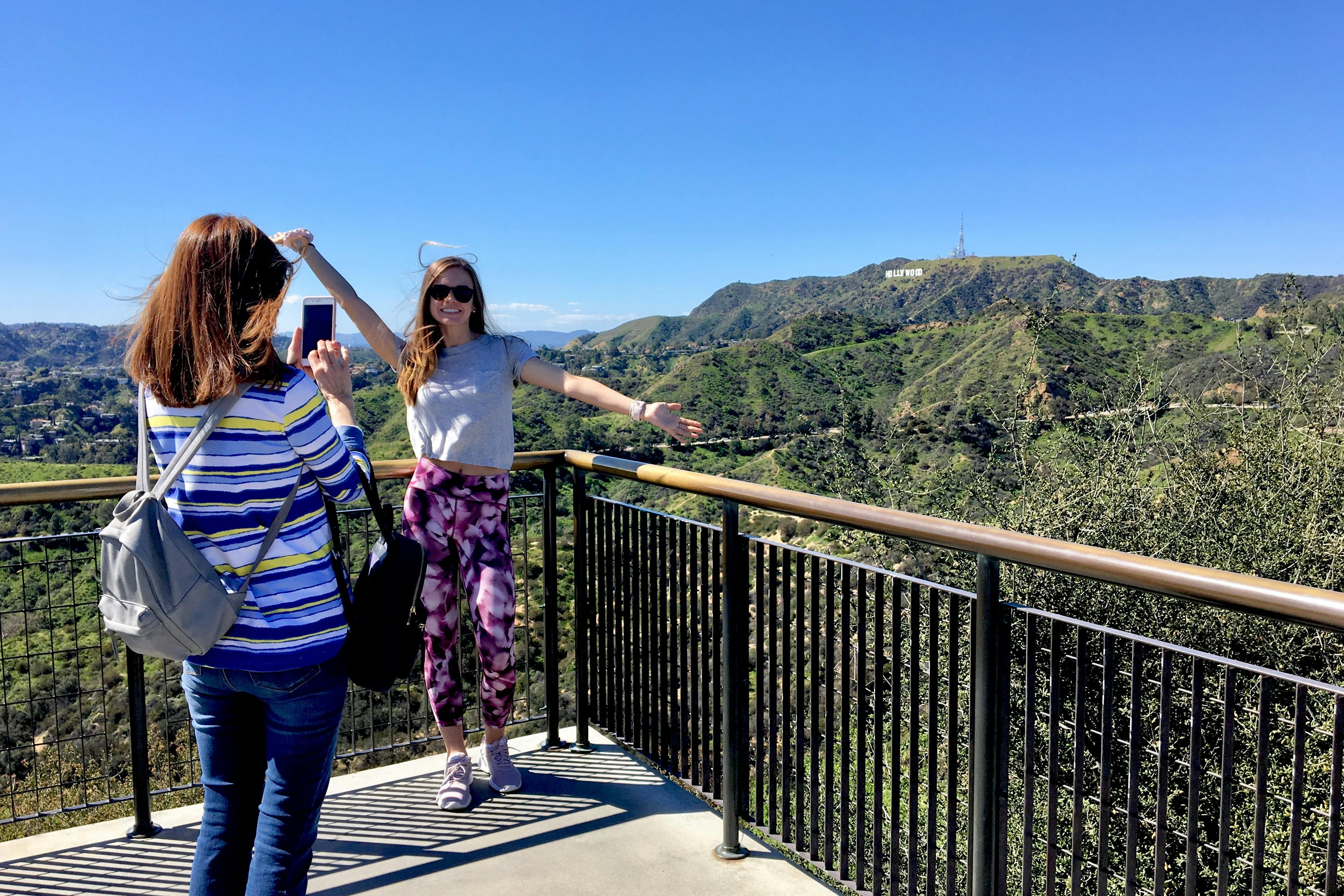 In posa per le foto con l'Hollywood Sign da Griffith Park