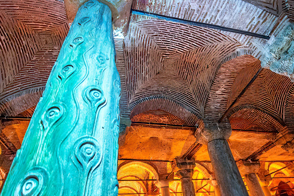 Teardrop column in cistern