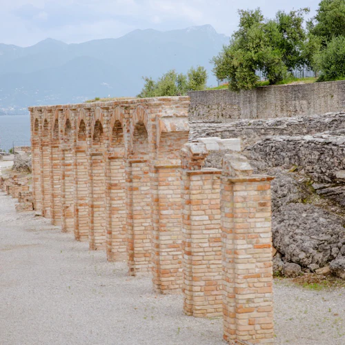 Sirmione: Boat Tour and Catullo's Caves - Photo 9