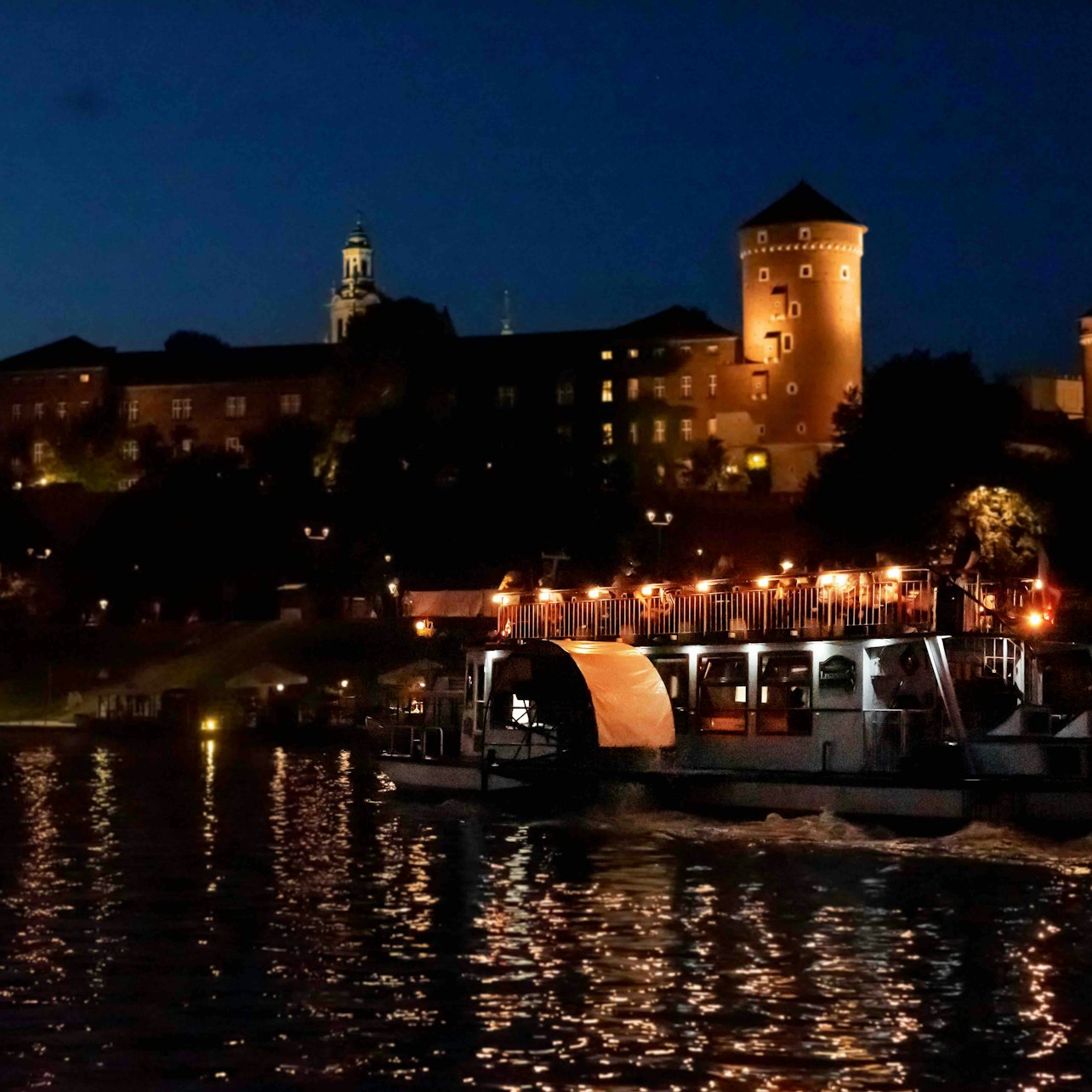 Crucero nocturno de 1 hora por el río Vístula - Alojamientos en Cracovia