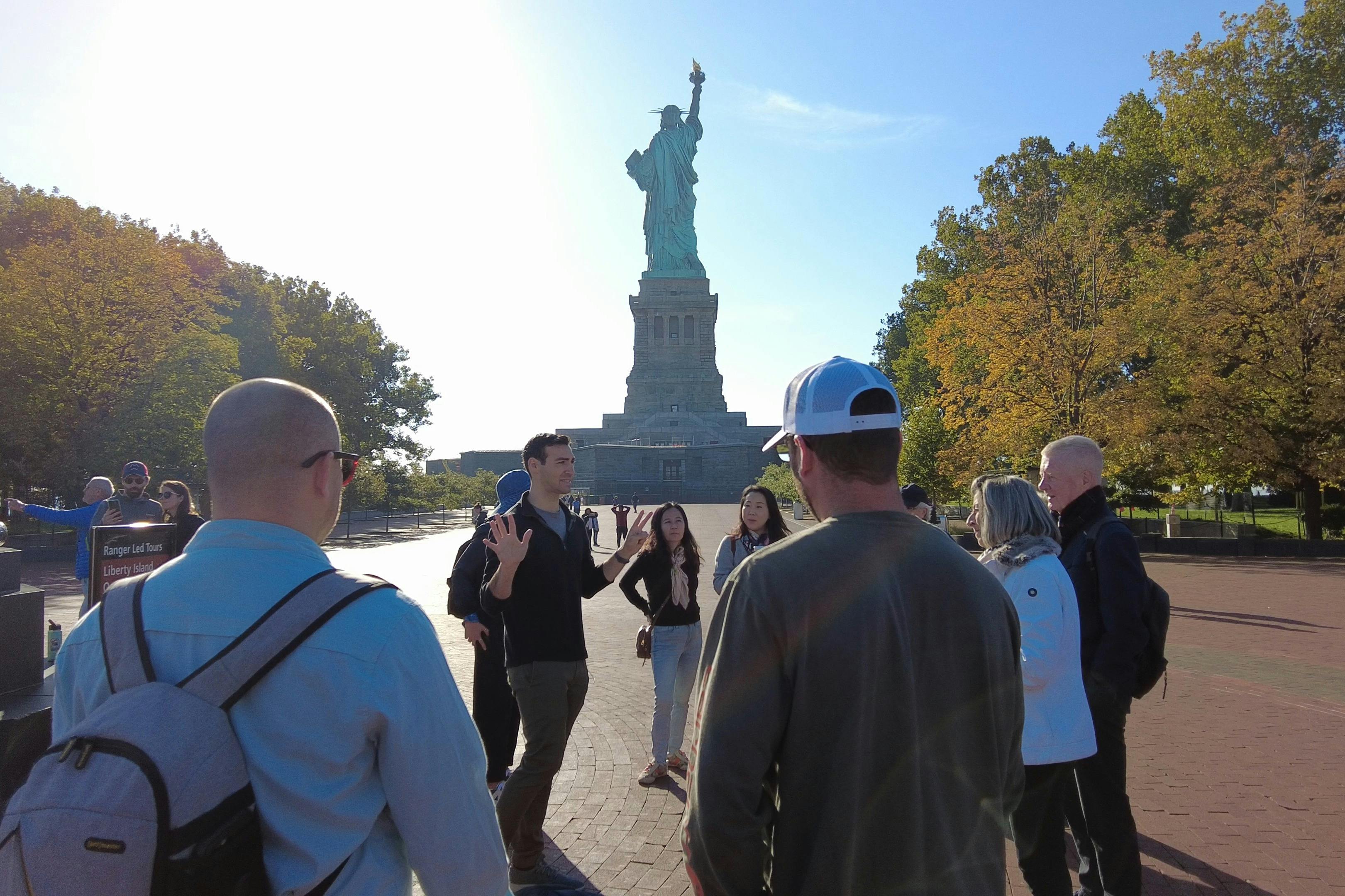 Urzekające zdjęcie naszej grupy na Ellis Island z majestatyczną Statuą Wolności jako tłem.