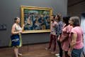 Guía y grupo ante el cuadro Le Moulin de la Galette de Renoir