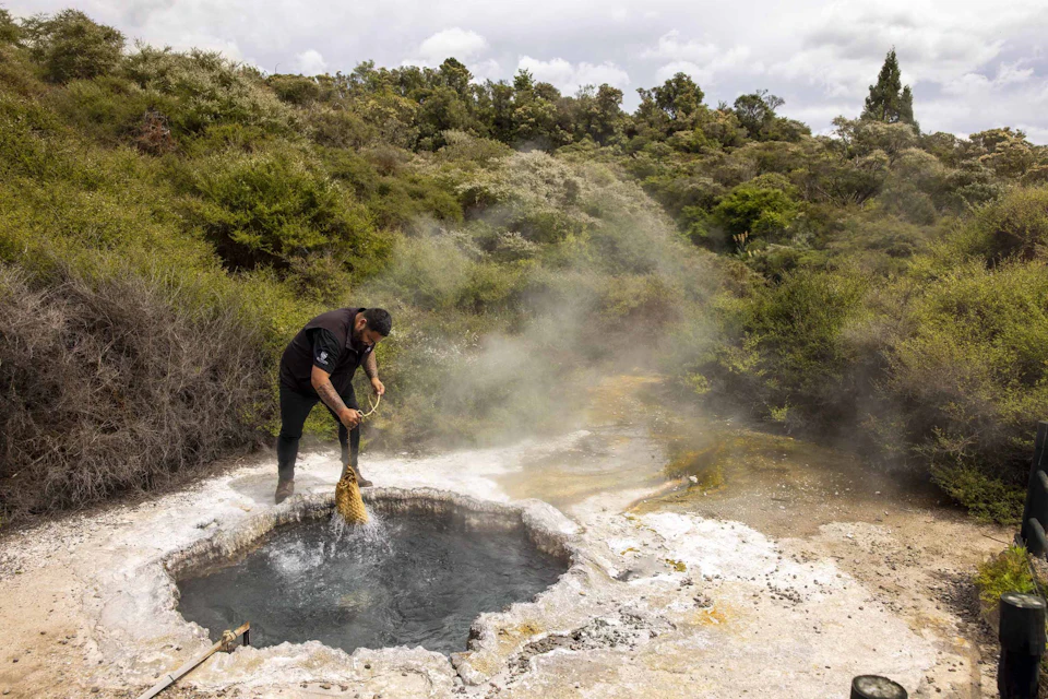 Te Puia: Te Po Indigenous Evening Experience Combo with Guided Tour