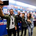 Bezoekers nemen een selfie bij de stadionrondleiding van FC Barcelona