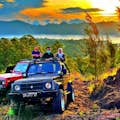 Jeep all'alba del Monte Batur