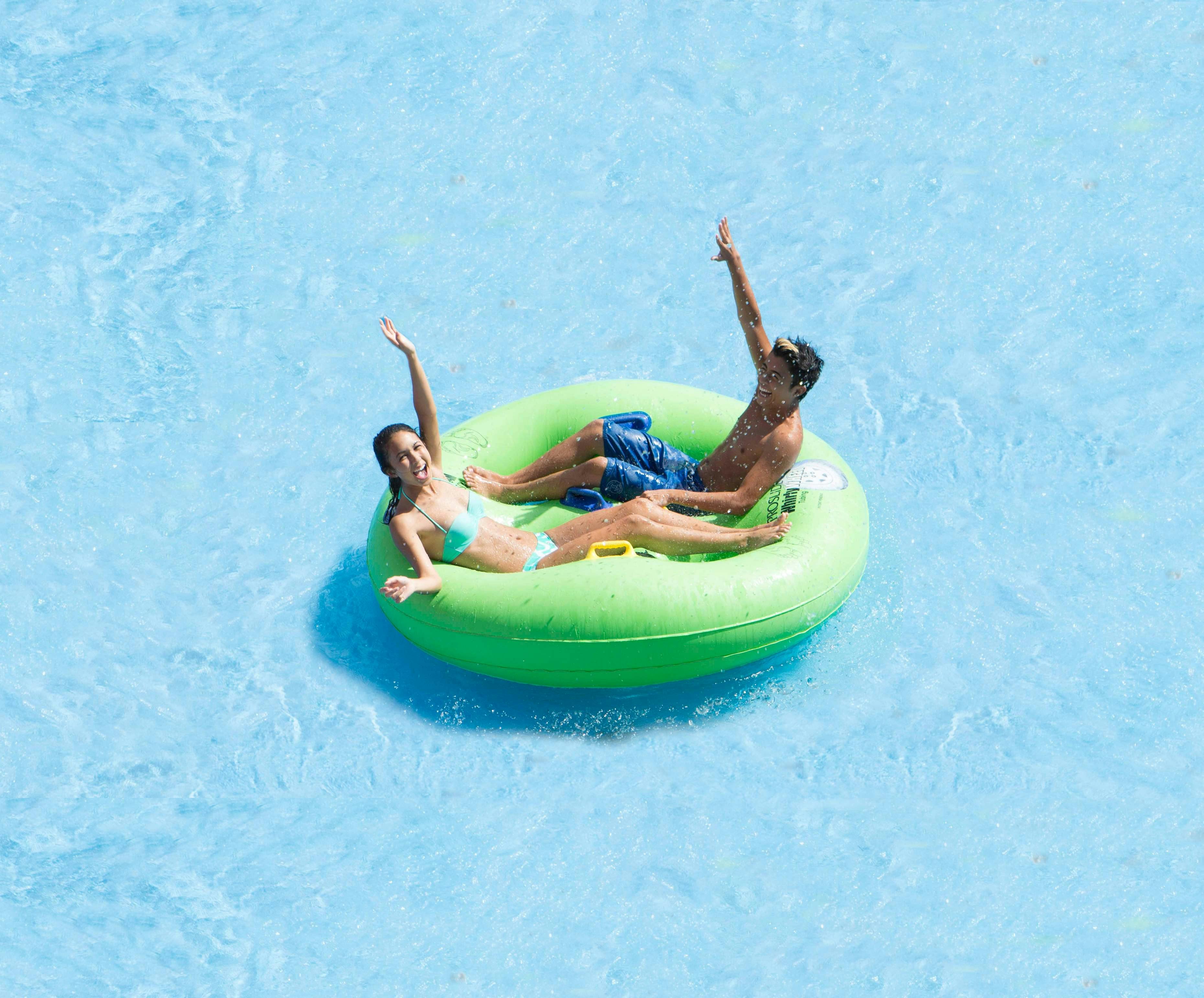 Mladí lidé na tubách