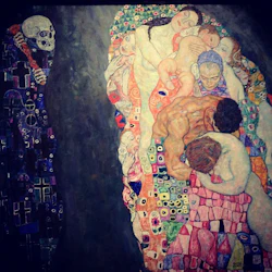 En målning som visar ett skelett till vänster och en grupp sammanflätade, färgglada människofigurer till höger.