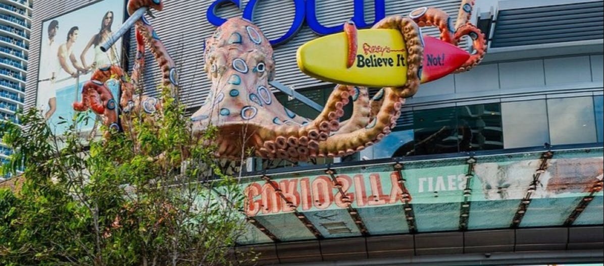 建物の正面に「リプリーズ・ビリーブ・イット・オア・ノット！」の看板を掲げた大きなタコの彫刻。