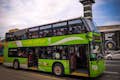 乘坐绿色随上随下巴士经过哥本哈根动物园。