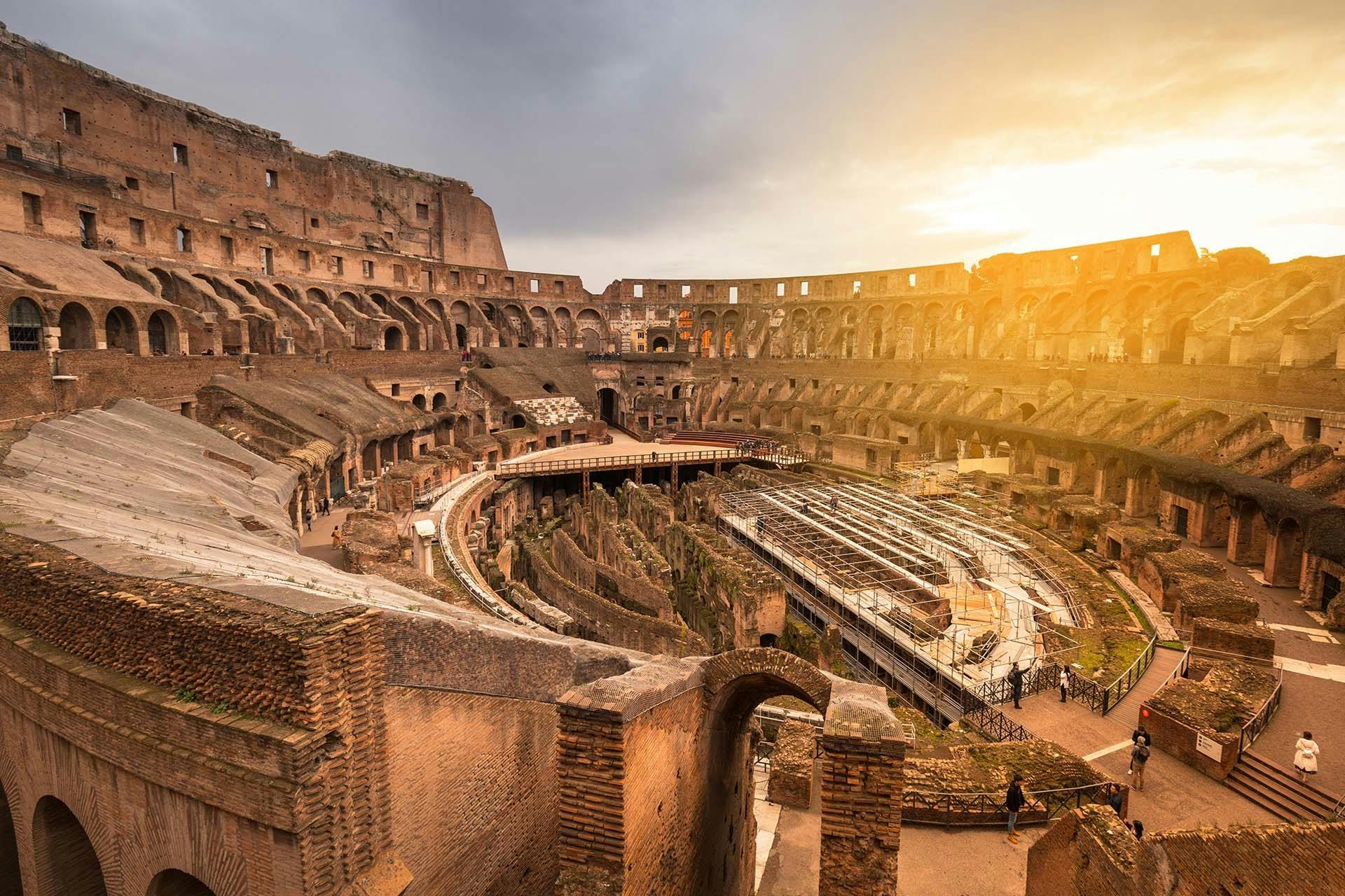 Interno del Colosseo con vista all 'arena e sotterranei