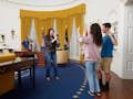 Você pode explorar o Salão Oval do Presidente Nixon com uma exploração imersiva do escritório mais famoso do mundo.