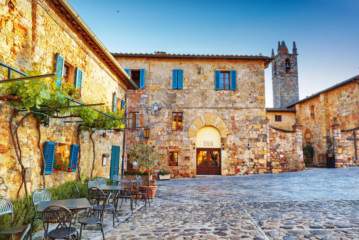 Medieval Tuscany Experience: Visit Monteriggioni and Val d'Orcia from Florence