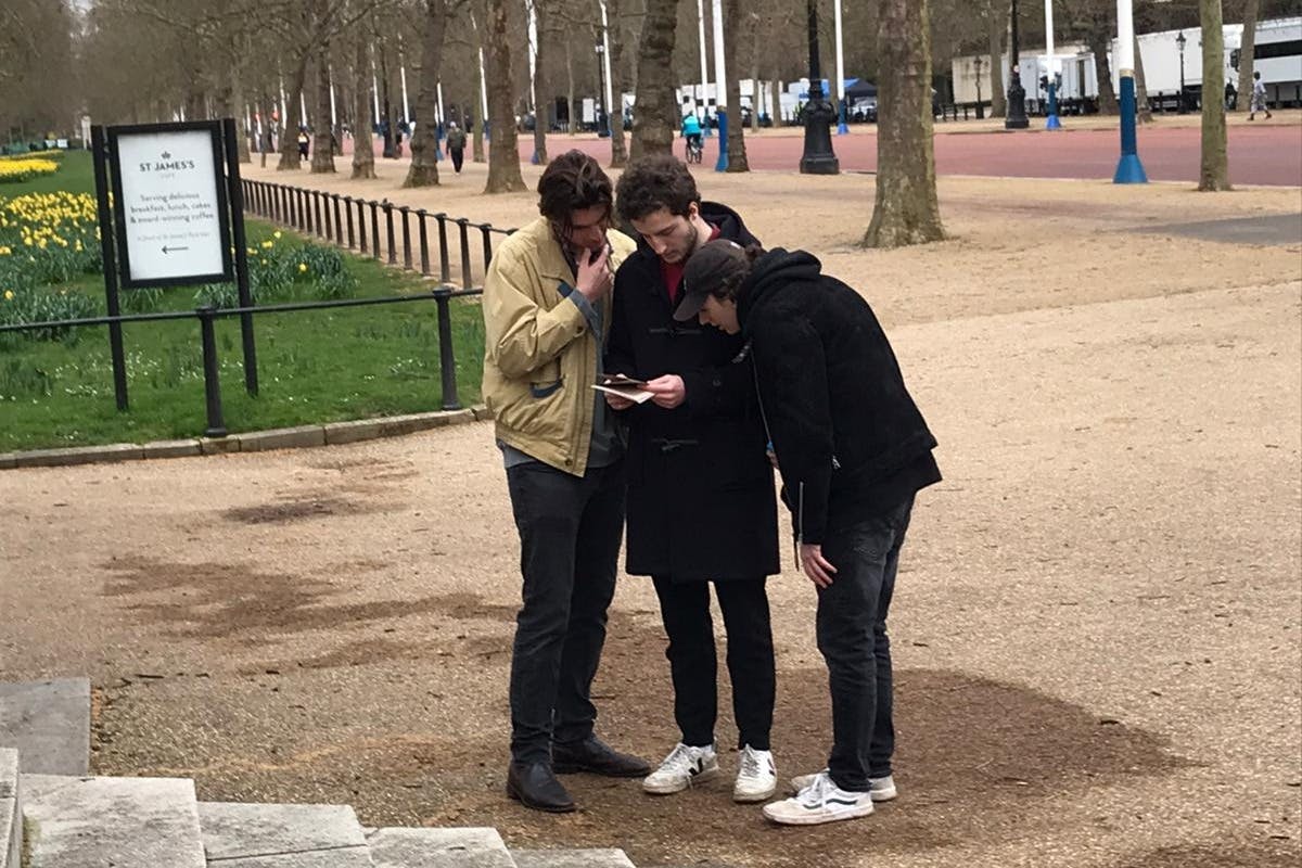 Des amis dans le parc St. James pour résoudre le problème