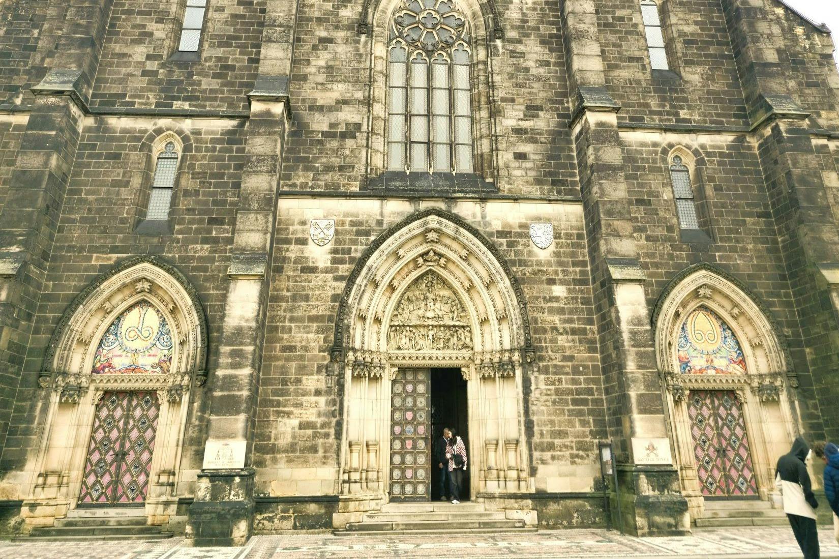 Украшенный вход в базилику Св. Петра и Павла