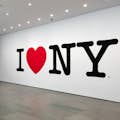 Una galería con el famoso logo de I Love New York en la pared.