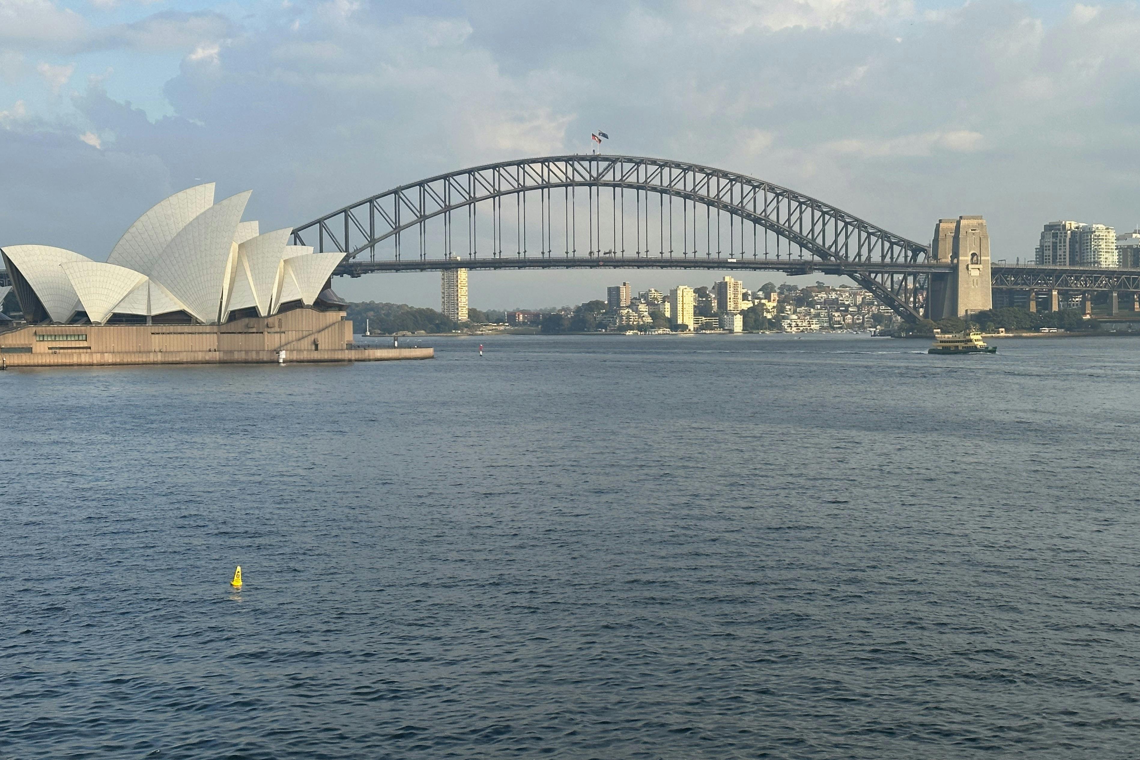 Genießen Sie den Zauber von Sydney Harbour vom Wasser aus auf Ihrer malerischen Fährfahrt