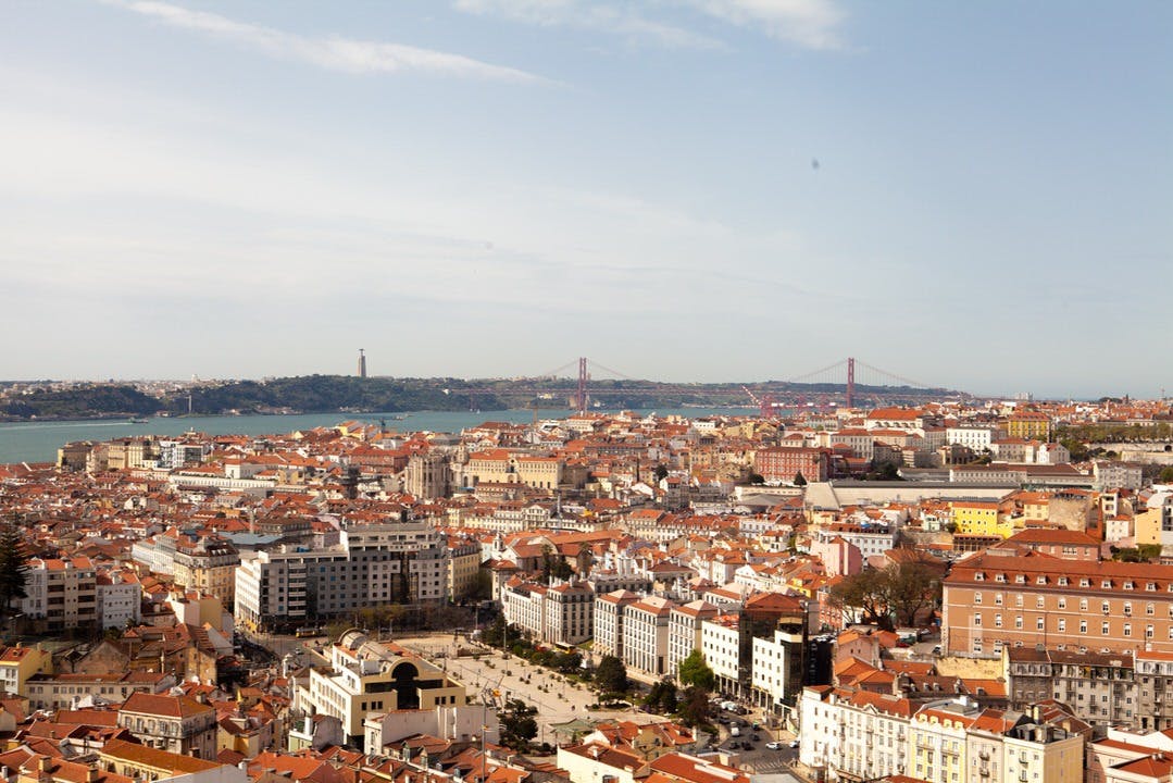 Szeroki widok na Lizbonę z punktu widzenia Graça