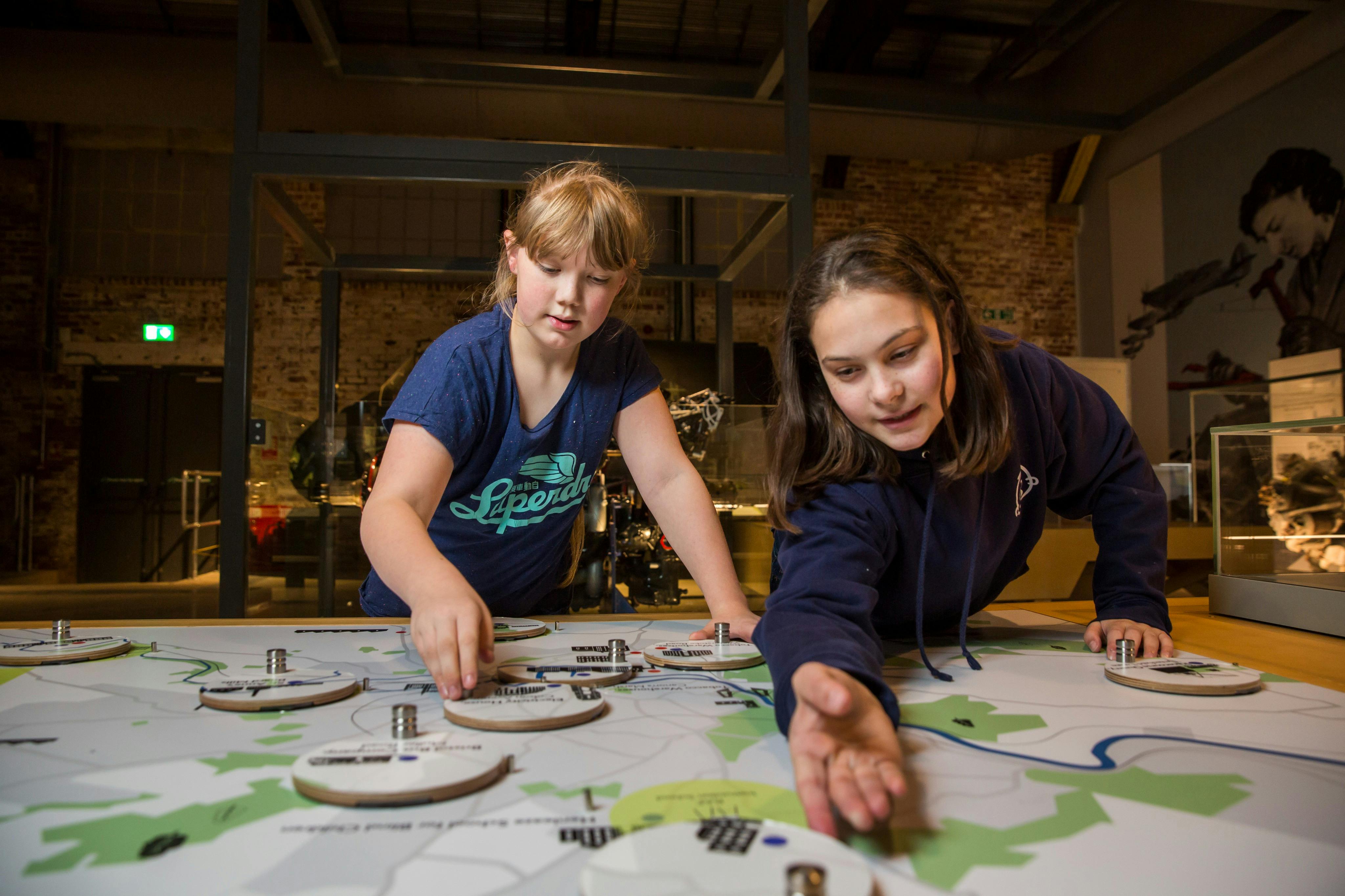 Crianças exploram um mapa interativo na Aerospace Bristol