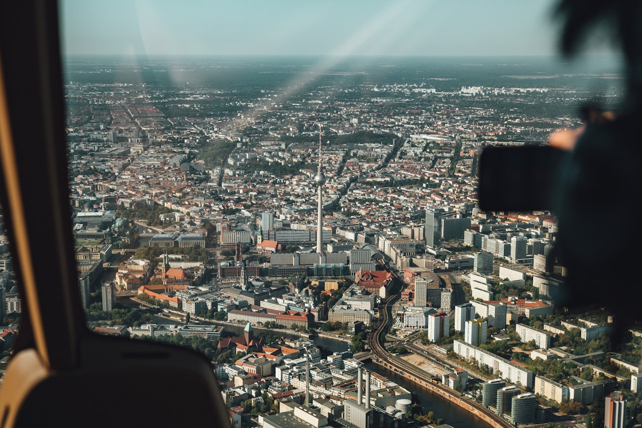 Berlim: Vôo panorâmico de helicóptero pela cidade - Acomodações em Berlim