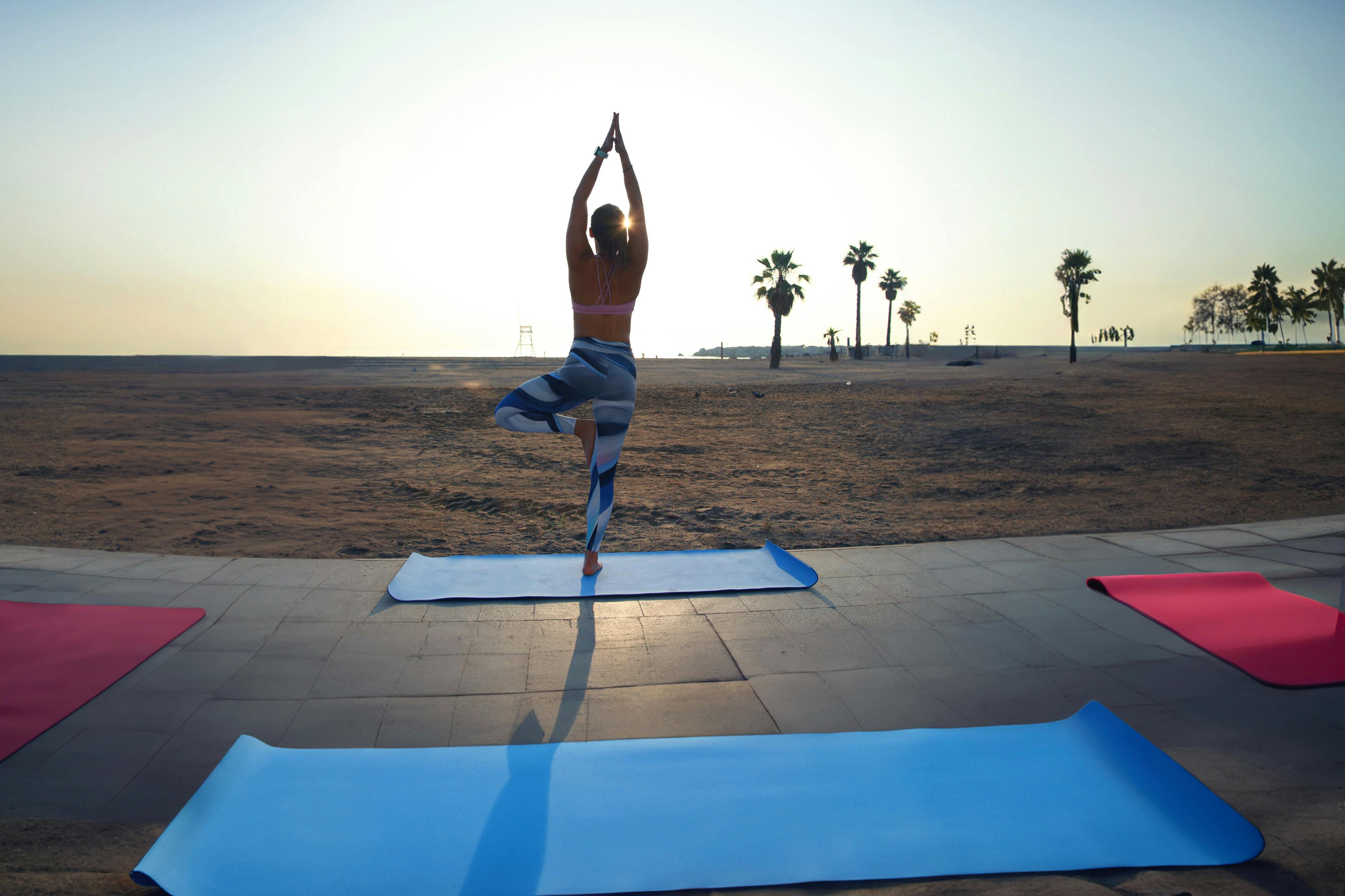 Eine Person, die eine Yoga-Pose einnimmt