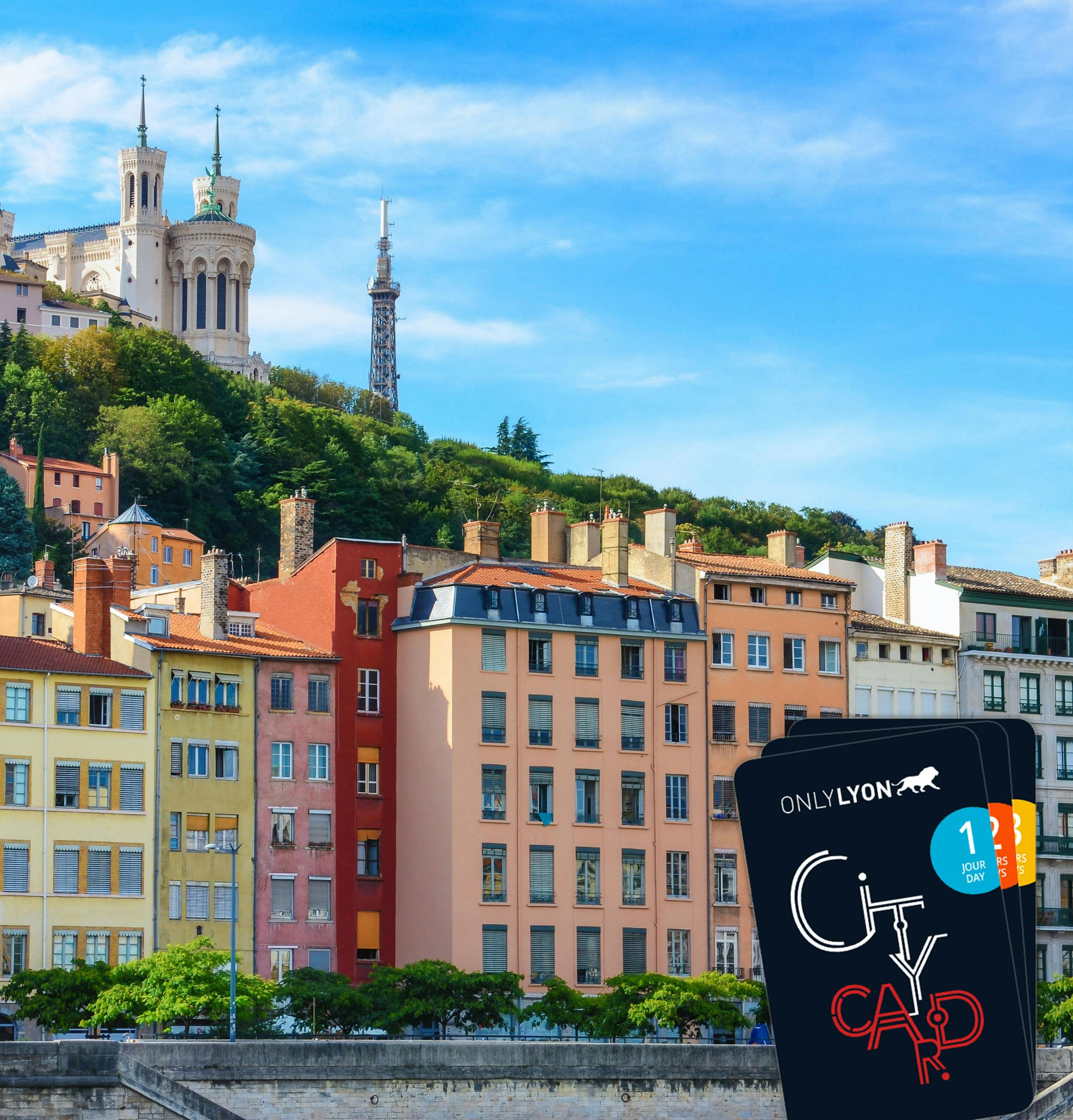 Kolorowe budynki ze wzgórzem, dużym kościołem i wieżą w tle. Nakładka „Only Lyon City Card” w prawym dolnym rogu.