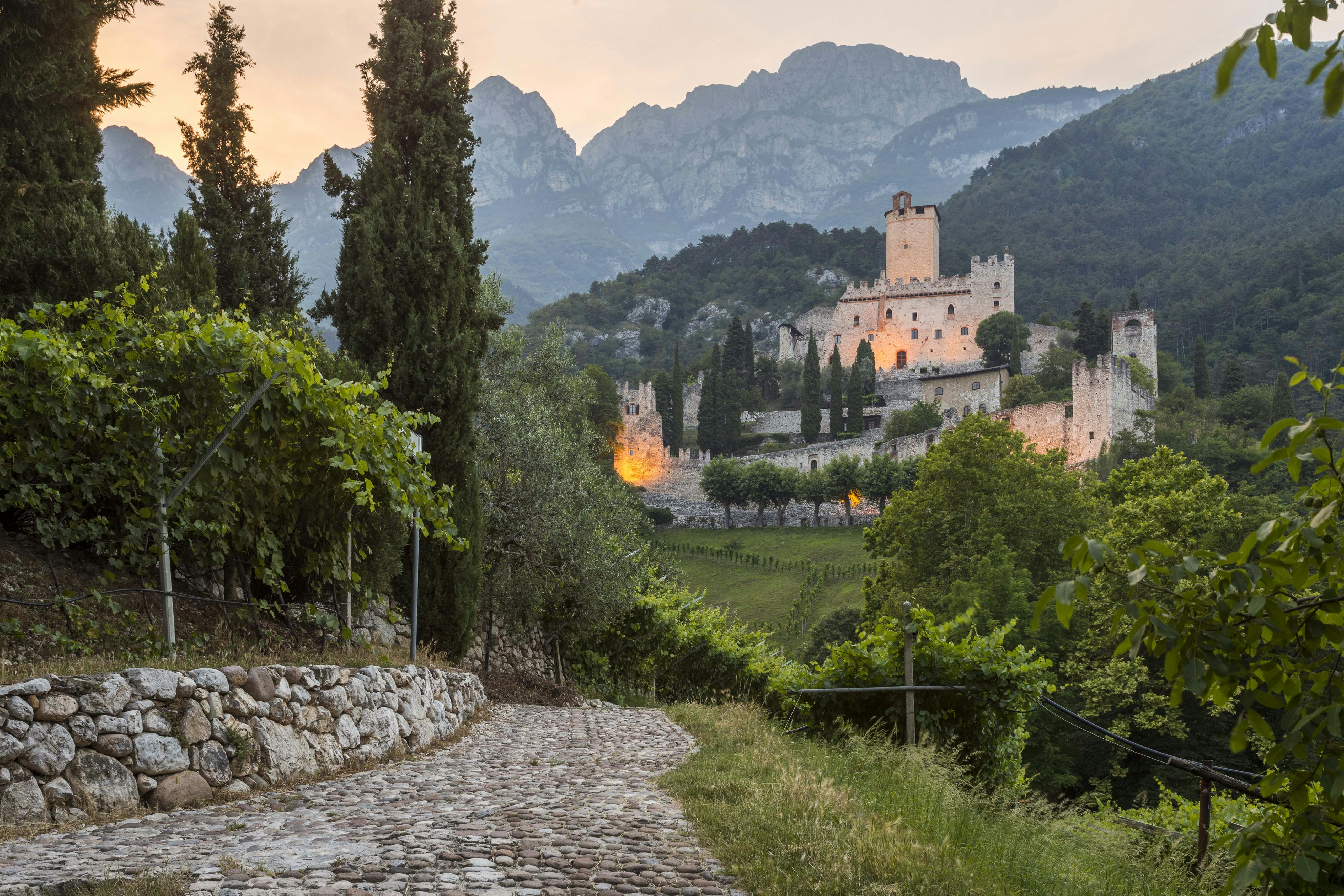 Замок билеты. Замка Castello di tornano. Красивые места в Trento.