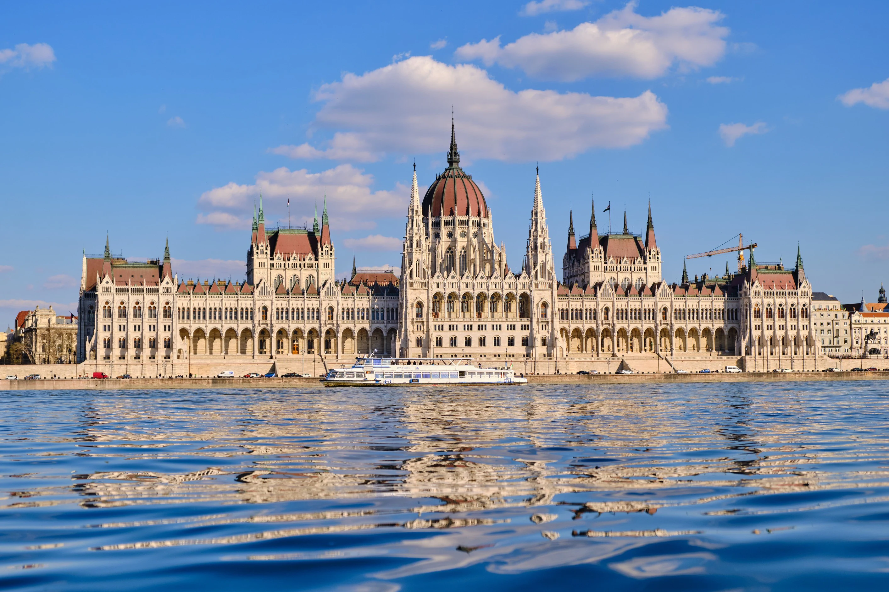 Budapest: Hop-on Hop-off Sightseeing Cruise + Audio Guide + 1 Drink
