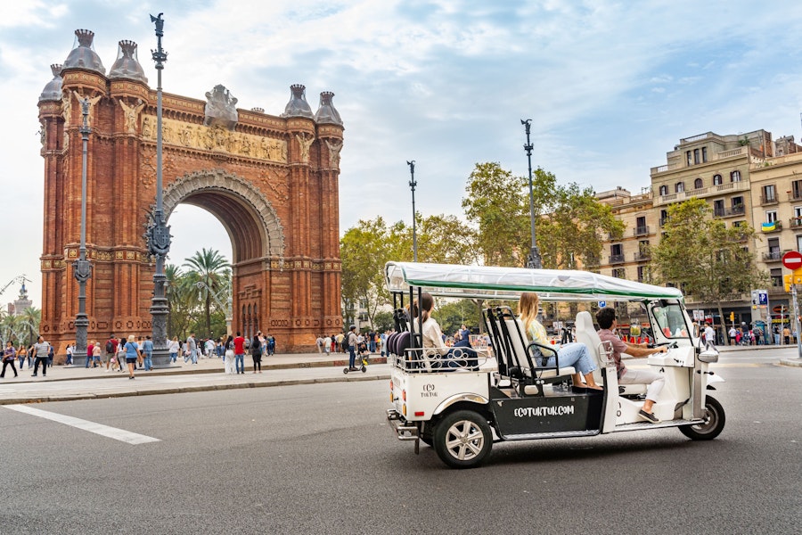 Tour privado de 2 horas en tuktuk por Barcelona