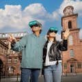 Επισκέπτες με γυαλιά εικονικής πραγματικότητας μπροστά από την Paulskirche