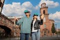 Des invités avec des lunettes de réalité virtuelle devant l'église Paulskirche