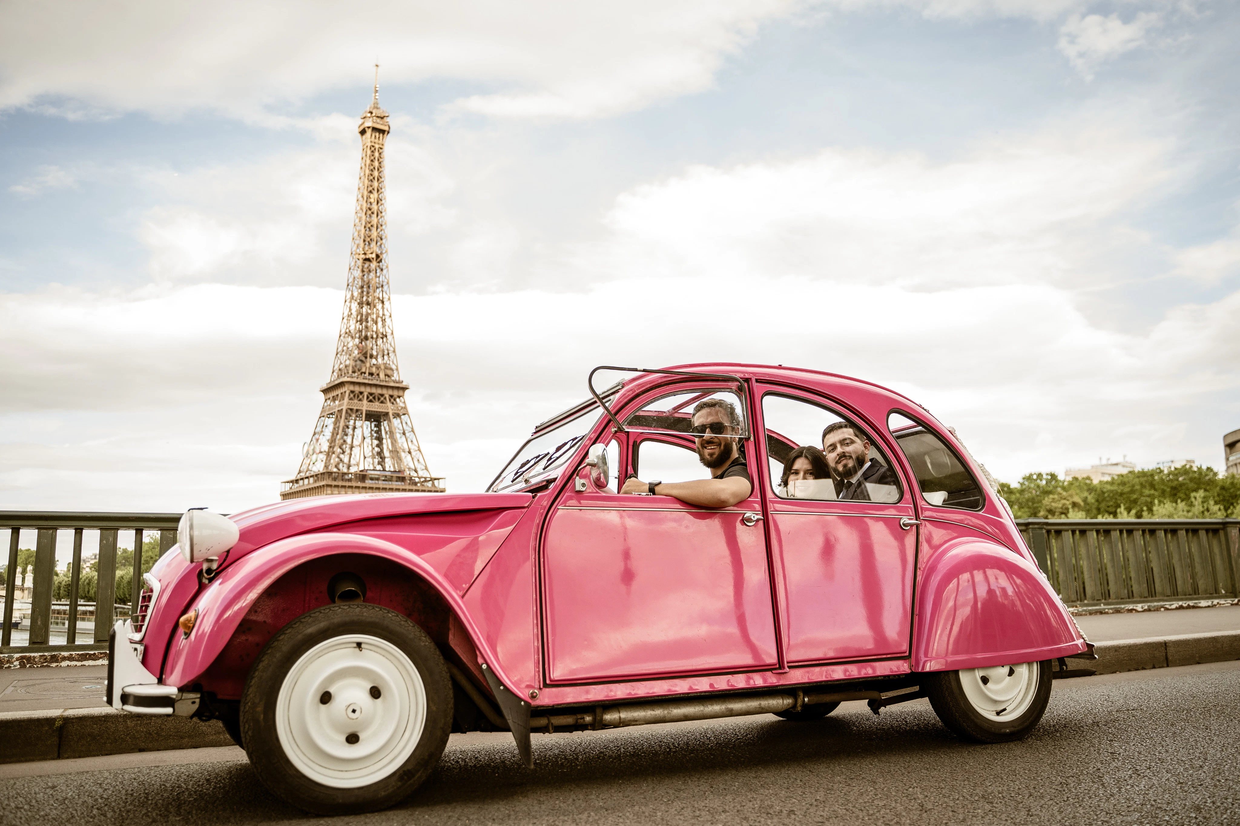Paris: Private Tour in Pink Citroën 2CV