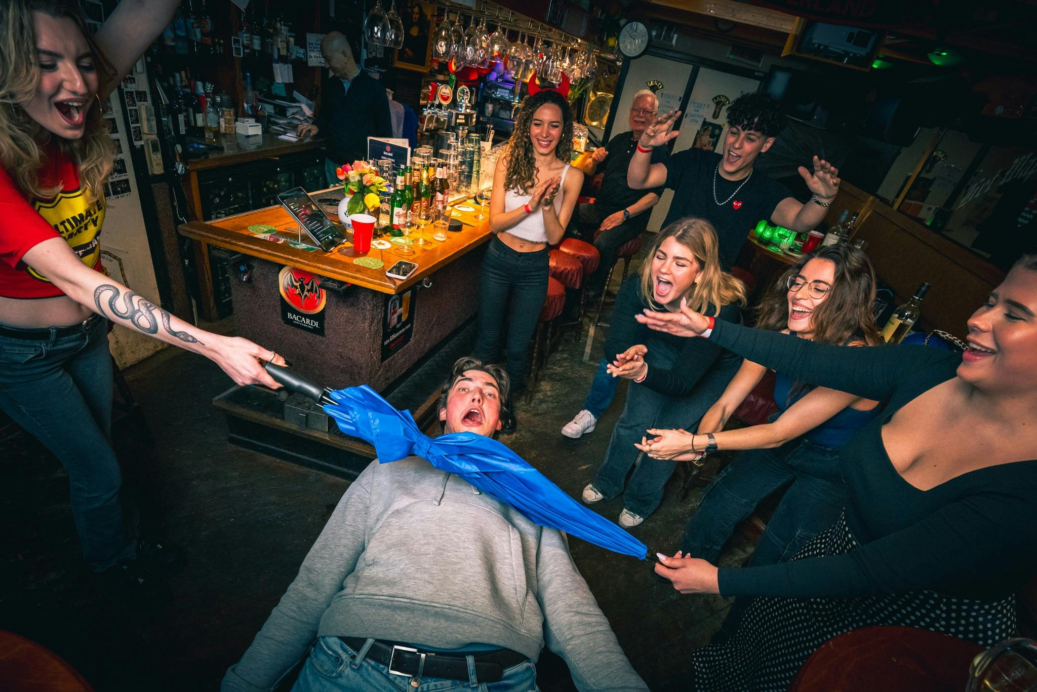 此为参与者玩捉迷藏的图片