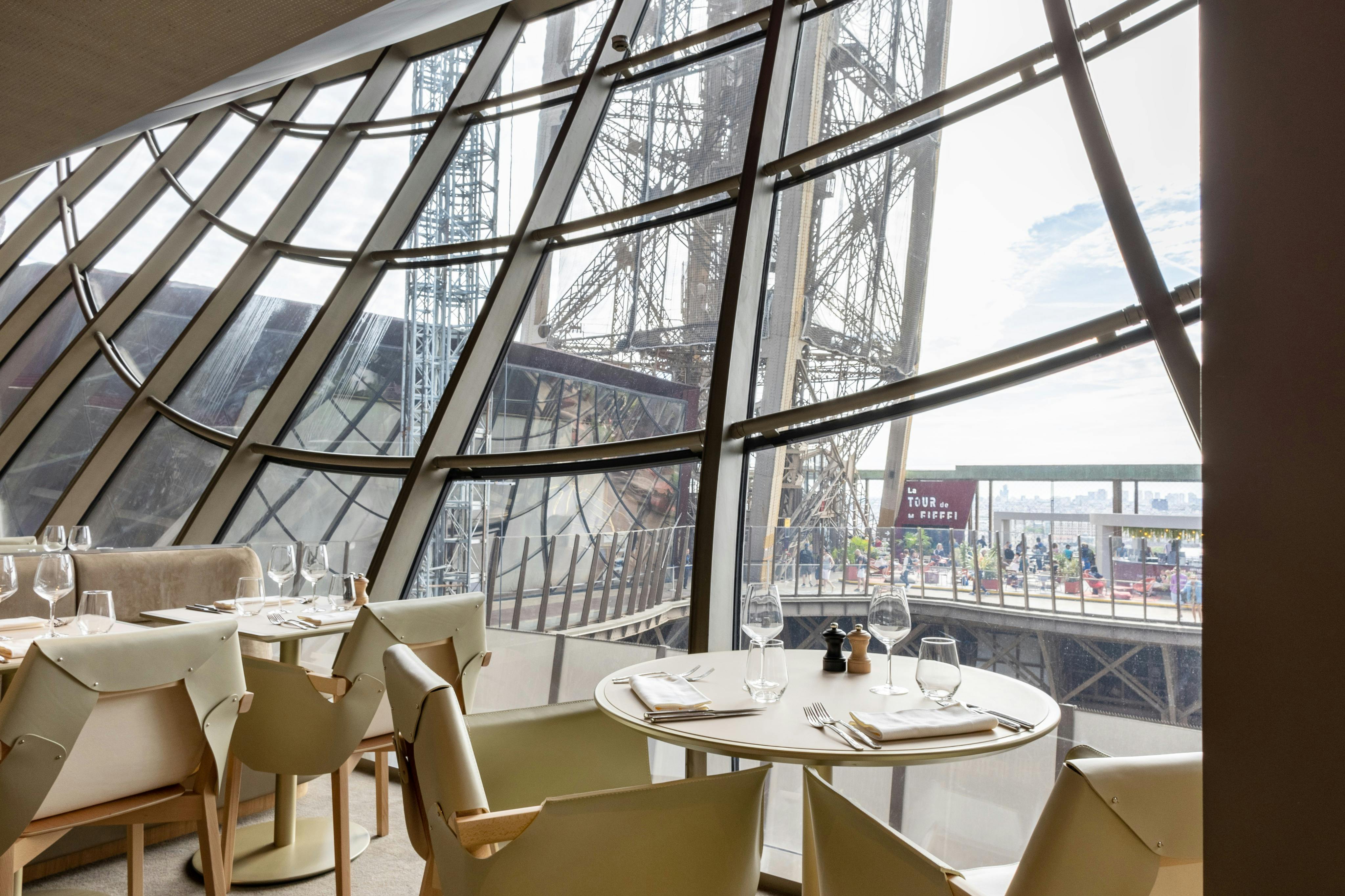 埃菲尔铁塔上的Madame Brasserie小酒馆