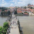Blick vom Altstädter Brückenturm auf die Karlsbrücke und die Prager Burg.