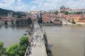 Vista des de la Torre del Pont de la Ciutat Vella fins al Pont de Carles i el Castell de Praga.