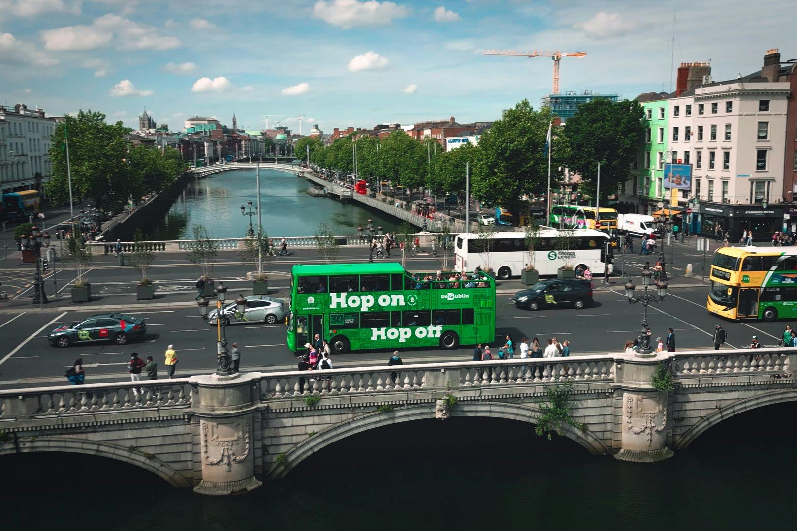 一辆绿色公交车穿过桥梁