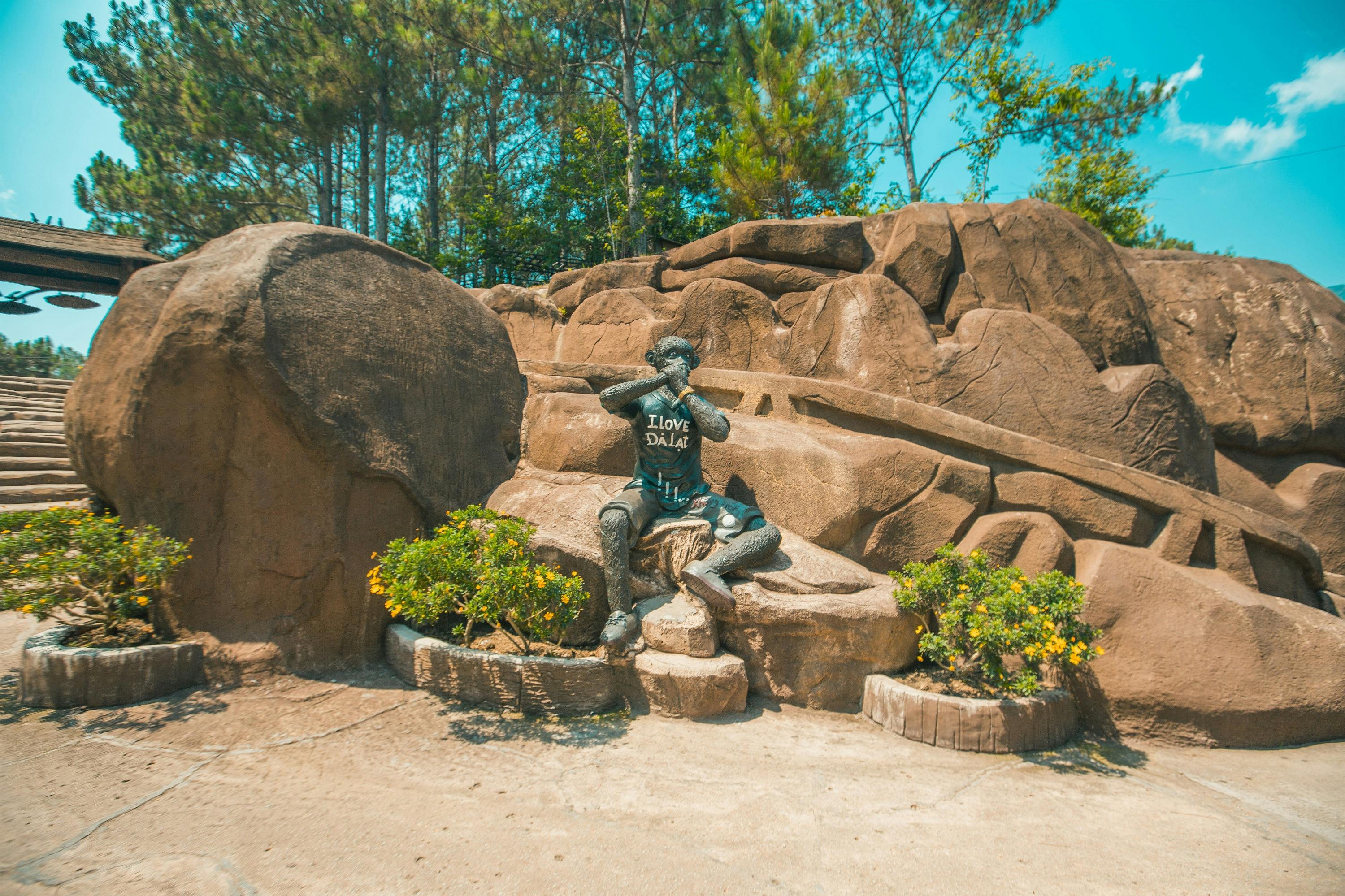 Tunnel aus Tonfiguren in Da Lat