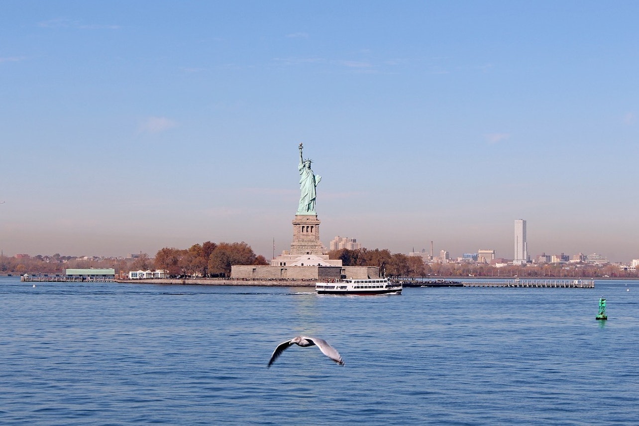 Statua della Libertà & Ellis Island: Accesso Rapido + Tour da Battery Park - Alloggi in Nuova York