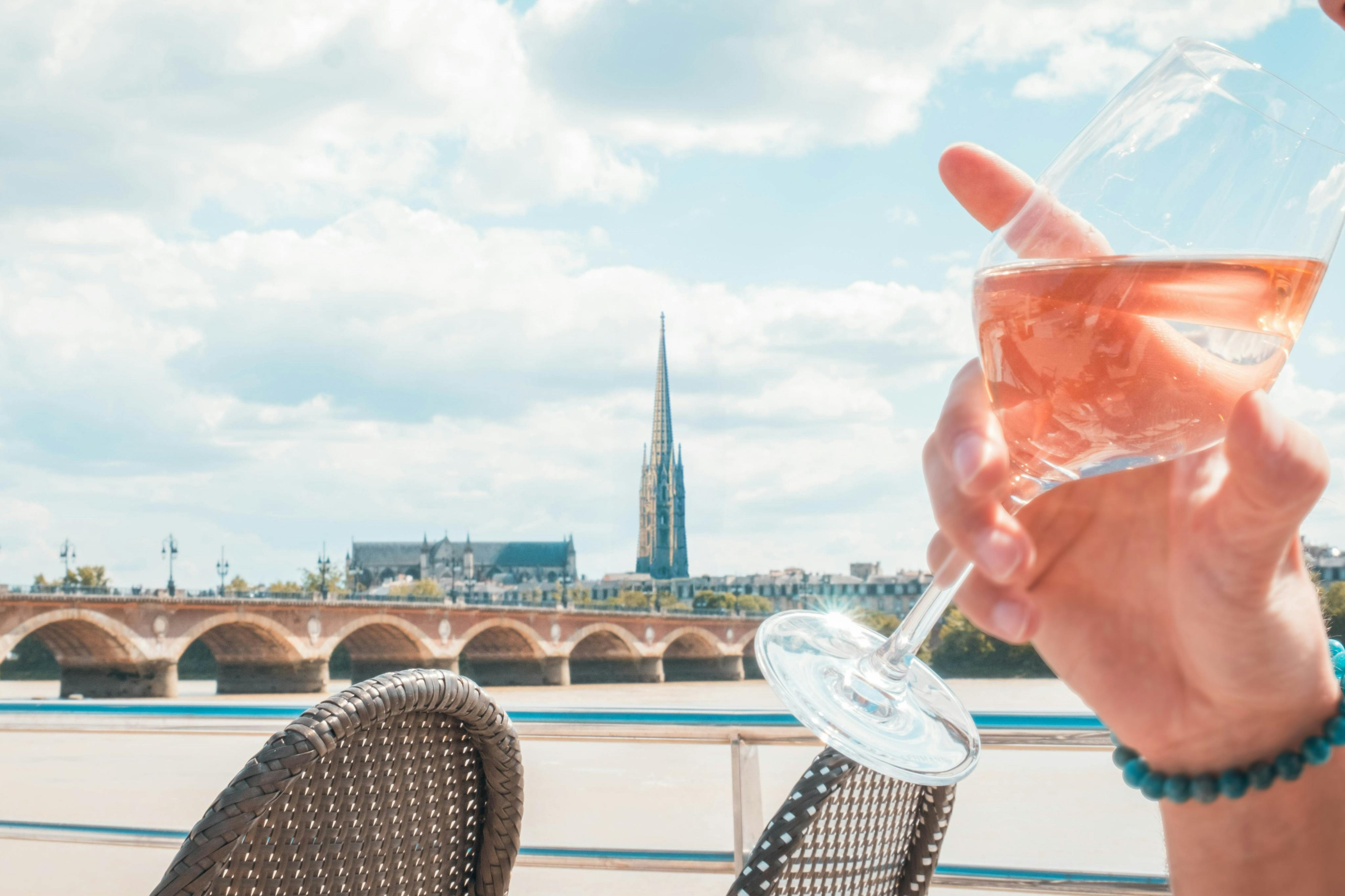 Ett glas rosé i Bordeaux på en av Croisières Burdigalas båtar
