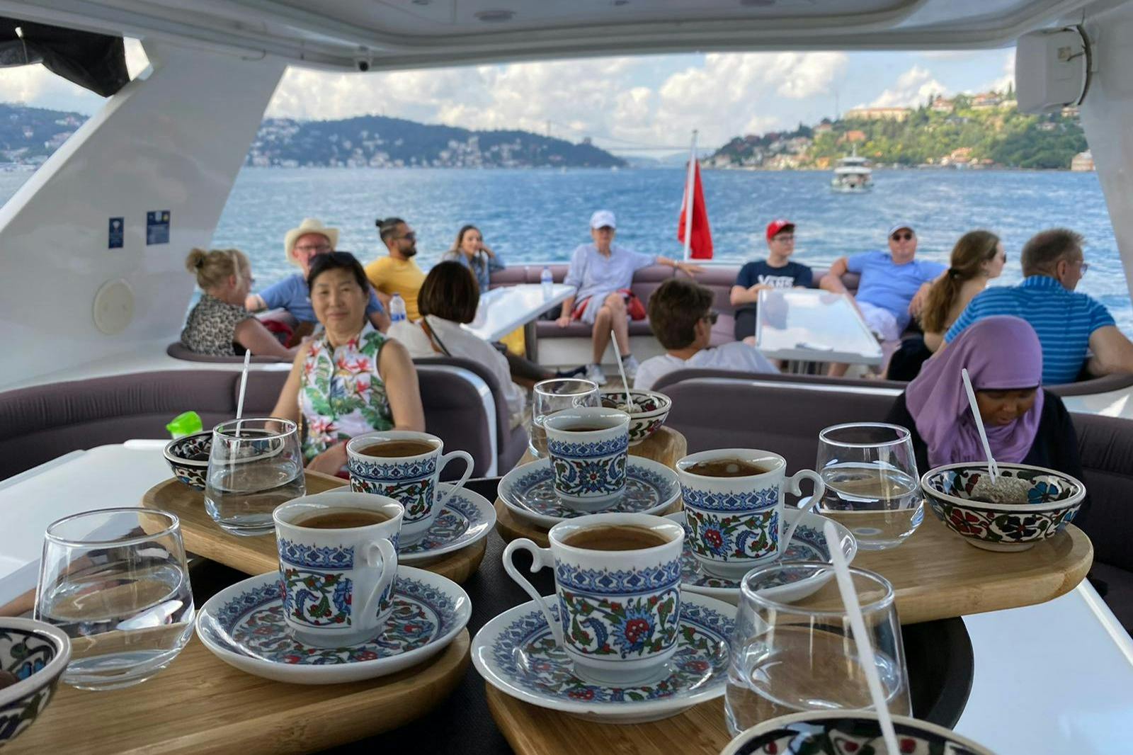 Crociera turistica sul Bosforo con uno yacht di lusso