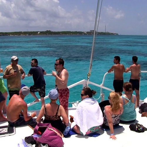 Isla Mujeres: Excursión de Snorkel y Club de Playa en Catamarán desde Cancún