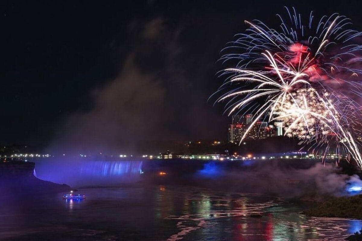 Passeio de barco com fogo de artifício nas Cataratas do Niágara