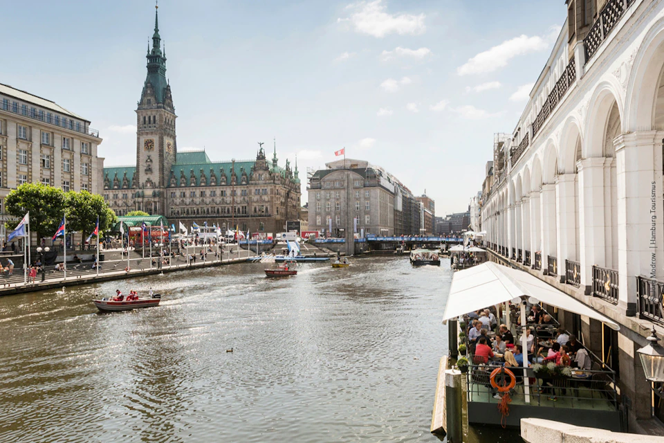 Binnenalster with view Aug Hamburg City Hall