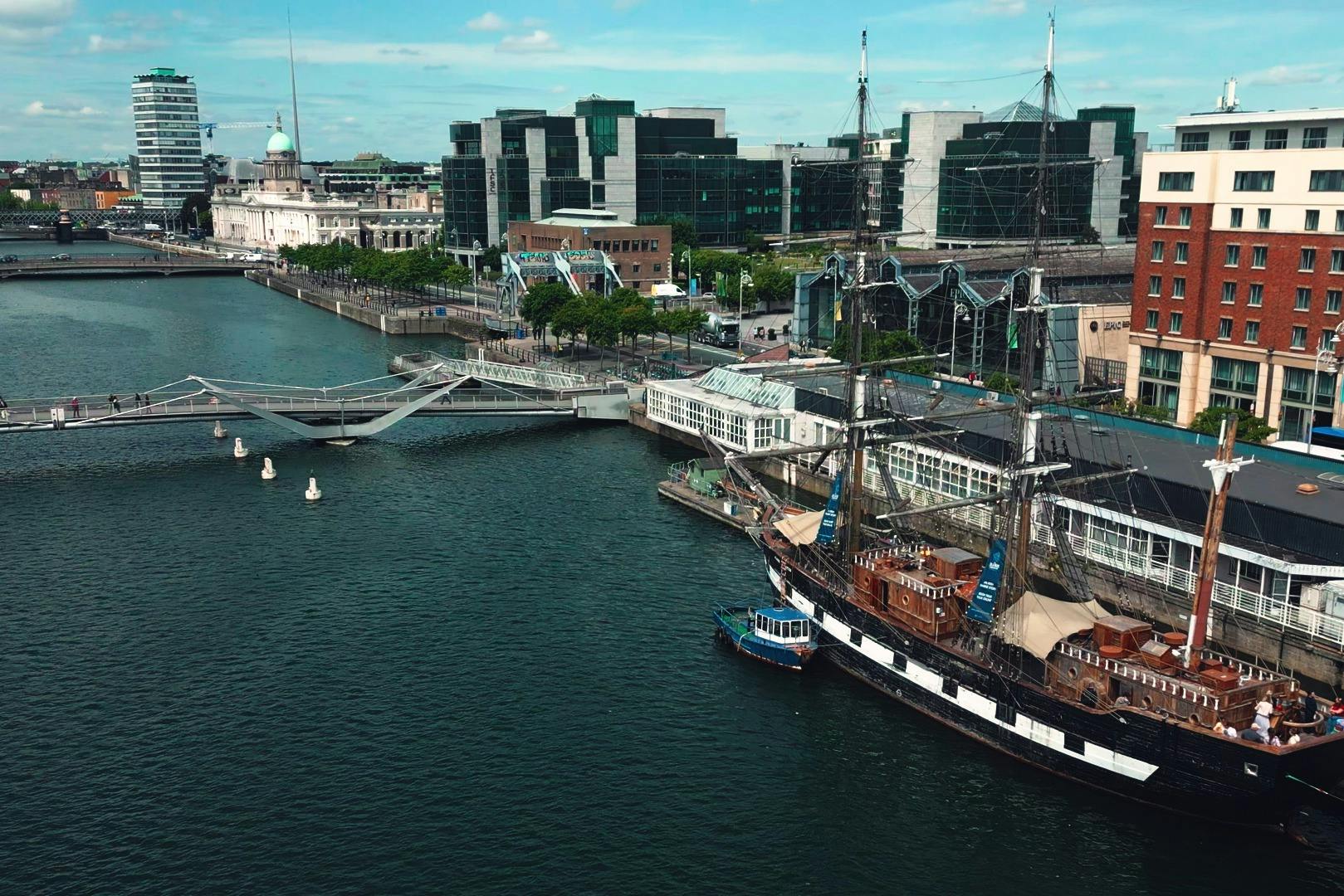 都柏林市Liffey河上的人行天桥前停靠着一艘高船