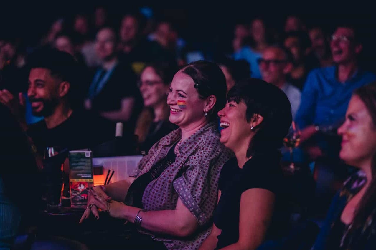 Μέλη του κοινού που απολαμβάνουν τον χρόνο τους στο Boom