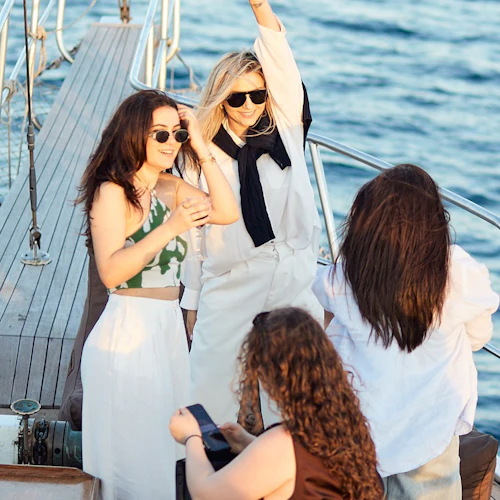 Atenas: Riviera Sunset Party Boat com bebidas e lanches - Photo 3