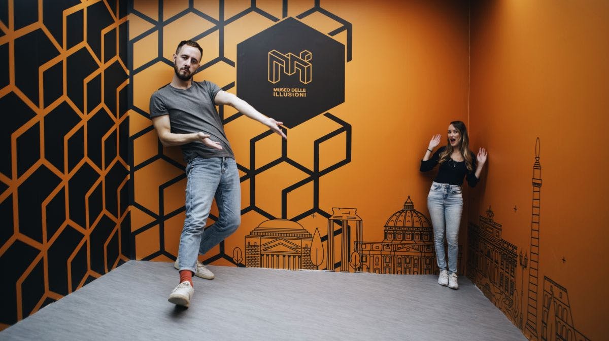 Bild von Besuchern in einem der Räume des Museums