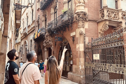 Barcelona: Walking Tour + Picasso Museum Fast Track Ticket
